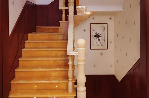铜仁中式别墅室内汉白玉石楼梯的定制安装装饰效果