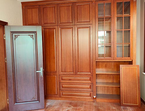 铜仁中式家庭装修里定制的实木衣柜效果图